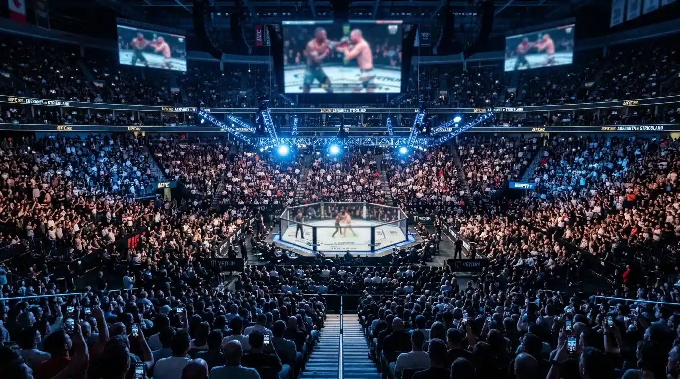Arena repleta de espectadores durante un evento numerado de UFC con el octágono en el centro